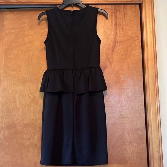 Women's Malloy Short Sleeve Sheath Dress with Lace Bodice Detail - Picture 5 of 11